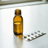 栄養ドリンクと錠剤の賢い使い分け！コストや効果の違い、おすすめの錠剤3選を薬剤師が徹底解説